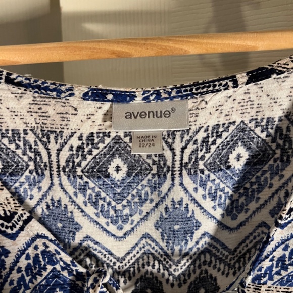 Avenue Blue and White Patterned Blouse Size 22/24 - Picture 2 of 2
